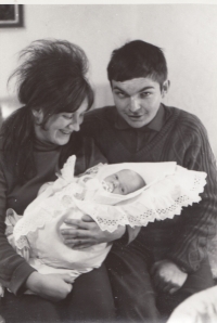 Miroslav Jeník se svým synem na podzim 1970 krátce před nástupem do vězení