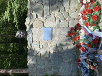 Pamätník venovaný Jozefovi Gabčíkovi pred jeho rodným domom v Poluvsí