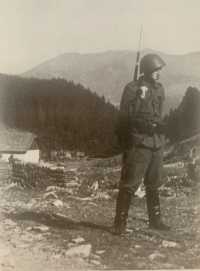 Povstalecký vojak hliadkujúci v obci v Rajeckej doline