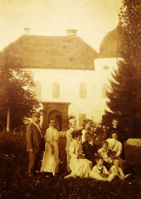 A family reunion at Golič castle.
On the left Josef Klvaňa, a profesor of classical languages at the secondary grammar school in Kroměříž, the grandfather of Josef Janský, in the middle the great-grandmother of the witness Claudia Hertlová in the black, on her right the only daughter, the grandmother of the witness Marie Hertlová, married Klvaňová, Anna the daughter of Marie Hertlová standing on the left, the son Josef Klvaňa, the daughter Marie Klvaňová, on her lap is the mother of the witness Dagmar Klvaňová, others unknown, circa 1907
             
  
   
  