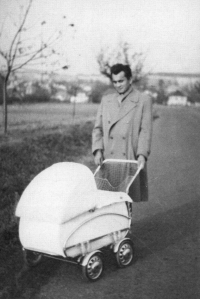 Manžel Jaroslavy Kláskové s jejich prvním dítětem, cca 1959