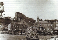 Vybombardovaná továrna na nábytek v Porubě, 1945