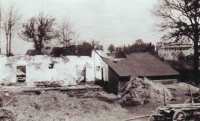 Vybombardovaný grunt Karla Malíka v sousedství Matějových, 1945