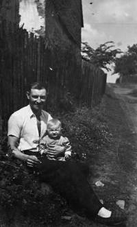 Ilona Kociánová s otcem Jaroslavem Onderkou / 1941