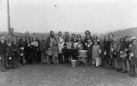 Čekání na čaj u školy / Horní Lhota / kolem roku 1947