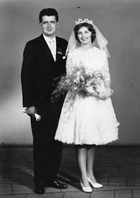 Novomanželé Ilona a Josef Kociánovi / 1962