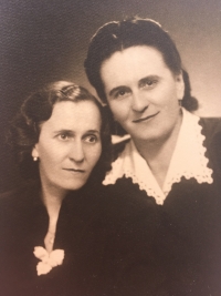 Krstná teta (vľavo) a teta Kubániová