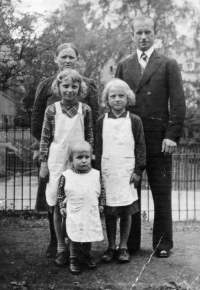Olga Michalová with her parents and her sister in Rovno, 1939