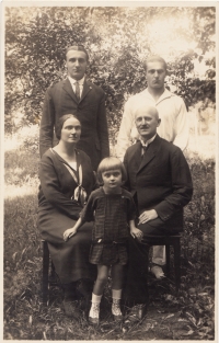 Oldřich Kothbauer, bratr Miroslav, nevlastní sestra Vlasta, otec František a nová manželka otce Marie roz. Kučerová z Předklášteří