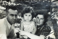 Jitka Hochmanová with her father Oldřich Kothbauer and her mother Josefa Kothbauerová in the picture that the father had with him in the prison, beginning of 1939

