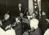 Václav Kouklík hraje na violoncello v Polenské filharmonii, asi začátek 60. let 20. století