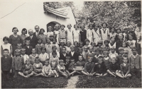 První foto pamětníka (pamětník uprostřed vedle hocha s tabulkou), 1933 