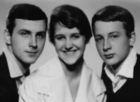 Daniel Špička (první zleva) na snímku z roku 1956 se sestrou Dianou a bratrem Hilarem