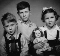 Daniel Špička (uprostřed) na snímku z roku 1947