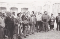 Organizoval výpravy do koncentračních táborů Auschwitz nebo Mauthausen