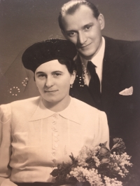 Svadobná fotografia tety a strýka Kubániovcov