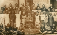 Václav Kouklík se svou třídou, Herálec 1921