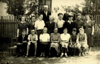Václav a Vlasta Kouklíkovi uprostřed, konec školního roku ve Šlapanově, asi konec 50. let 20. století