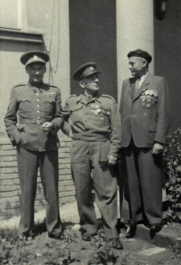 Zleva Václav a Miloslav Kouklíkovi a švagr Vitouš, asi 1945