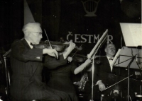 Václav Kouklík (čelně vpravo) hraje na violoncello v Polenském orchestru, asi počátek 60. let minulého století