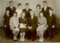 Švihlíkovi, Valentin a Milada Š. nahoře vpravo, manžel Libuše, dcera Jaruška, vedle vlevo nahoře Jindřich, dole synové Jirka a Vlasta, manželka Vlasta, Naděžda Š., neznámý pán a Libuše 