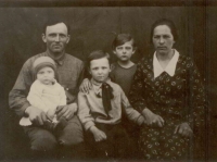 Viktor Švihlík s manželkou Naděždou a dětmi Jindrou, Libuší a Valentinem na Volyni asi 1938
