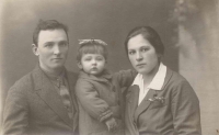 Viktor Švihlík s manželkou Naděždou a dcera Libuše na Volyni cca 1931