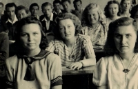 Vlasta (druhá řada uprostřed) jako studentka Obchodní akademie, Třebíč 1946