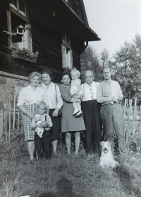 Vlevo Julie Poulíková na samotě Bystřina