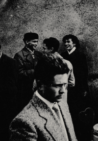 Pouť v Horních Studénkách (1959). V pozadí budoucí manželé Odstrčilovi