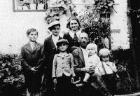Odstrčilovi v r. 1943. Zleva nahoře: bratři Boleslav a Josef, maminka Jindřiška; zleva dole: bratr Hynek, tatínek Josef s bratrem Oldřichem a Jan