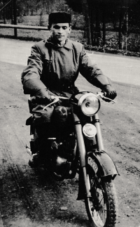 Jan Odstrčil na Jawě ČZ 150 (1959)