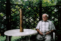 Jan Odstrčil s nalezeným nábojem z tanku (2015)