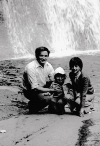 U Mumlavského vodopádu s dcerami Kateřinou a Marií (vpravo), 1980