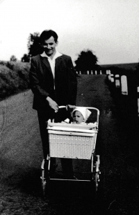 Na procházce s dcerou Marií do Jedlí (1969)