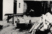 Jan Odstrčil obřezává trámy po požáru stavení v r. 1961