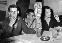 Rodák z Opavy Václav Peřich (vlevo), po roce 1990 poslanec, zástupce Lubomíra Voleníka na NKÚ