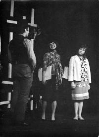 From the left: Petr Paprstein, Zuzana Majvaldová, Milena Šajdková /  Performance of 'Kabaret pro štěstí'