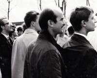 Herec, scenárista, pozdější redaktor a moderátor Tomáš Sláma (druhý zprava), který působil v Divadélku Pod okapem i v souboru Waterloo 