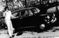 Miroslav Jeník u svého Fiatu 600, se kterým byl u tragické havárie ruské cisterny 21. srpna 1968 v Desné v Jizerských horách