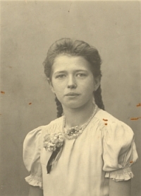 Ema Kletzenbauerová roz. Ziková během biřmování, 1944