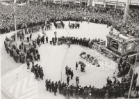 Kladení věnců během pietní akce k uctění památky smrti Jana Palacha, 25. 1. 1969, Brno