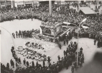 Odchod akademiků během pietní akce k uctění památky smrti Jana Palacha, 25. 1. 1969, Brno
