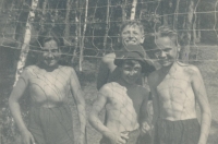  Mirko Vaněček (vlevo) v době pobytu na mlýně svého strýce, červen 1943