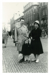 Jarmila s mužem a dcerou, Praha Příkopy, 1961