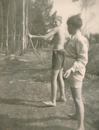  Mirko Vaněček (vpravo) v době pobytu na mlýně svého strýce, červen 1943