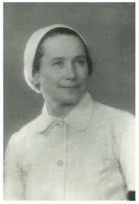 Jarmilina maminka jako dobrovolná sestra v osvobozeném Terezíně, 1945