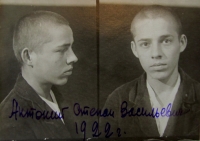 Sedmnáctiletý Antonij v roce 1939 po zatčené sovětskou bezpečností službou. Ve Státním archivu Zakarpatské oblasti v Užhorodě se dochoval fond Kriminalnyje spravy (1939–1994) označovaný číslem 2558, jenž obsahuje přes pět a půl tisíce vyšetřovacích spisů týkajících se osob, které v letech 1939 – 1941 z území Podkarpatska překročily maďarsko-sovětskou hranici a byli zadrženi a vyšetřováni pohraničními oddíly NKVD. 