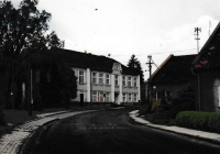 Chudobínská základní škola, kde Vlastimila učil jeho otec Tomáš. Foto z roku 2005