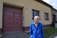 Fotografie u rodného domu pamětníka v České u Brna. Je to dům, ve kterém pamětník nechával přenocovat ty, kteří se posléze pomocí Rozvodněné Dyje dostali ilegálně přes hranice někdejšího komunistického Československa. 